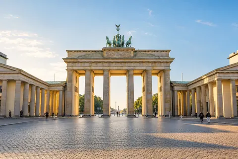 Illustrative Stadtansicht von Berlin mit dem Brandenburger Tor am Pariser Platz.