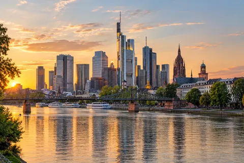 Illustrative Stadtansicht von Frankfurt am Main mit Skyline und Flussufer.