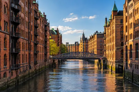 Illustrative Stadtansicht der Hamburger Speicherstadt mit Backsteinfassaden und einem Fleet.