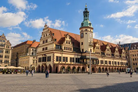 Illustrative Stadtansicht des Leipziger Marktplatzes mit dem Alten Rathaus.