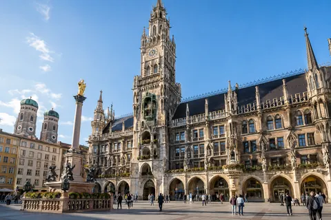 Illustrative Stadtansicht des Münchner Marienplatzes mit dem Neuen Rathaus.