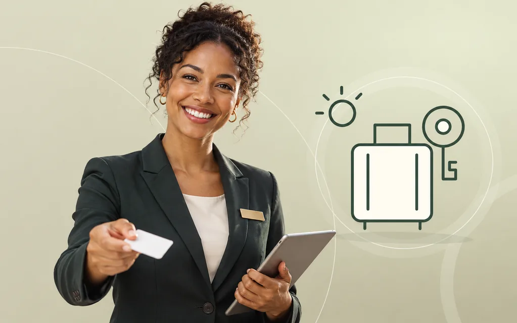 Hotelmitarbeiterin mit Schlüsselkarte und Tablet vor grafischem Koffer- und Reisemotiv.