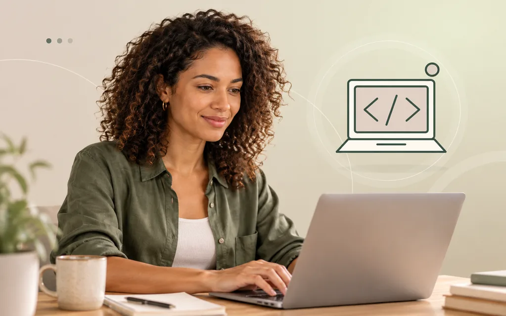Softwareentwicklerin arbeitet am Laptop vor einer Grafik mit Codeklammern.