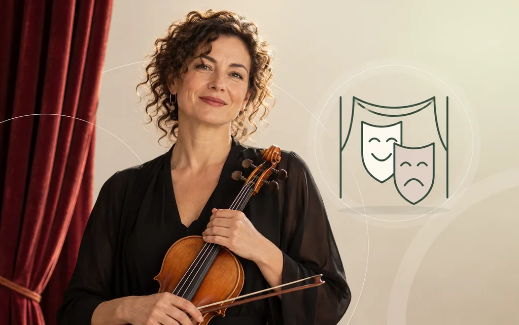 Musikerin mit Geige vor grafischem Theatermotiv und Vorhang.