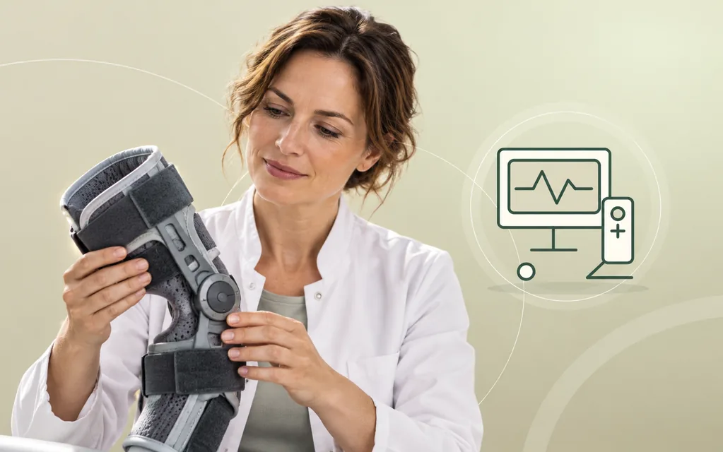 Orthopädietechnikerin prüft eine Knieorthese vor grafischem Medizintechnikmotiv.