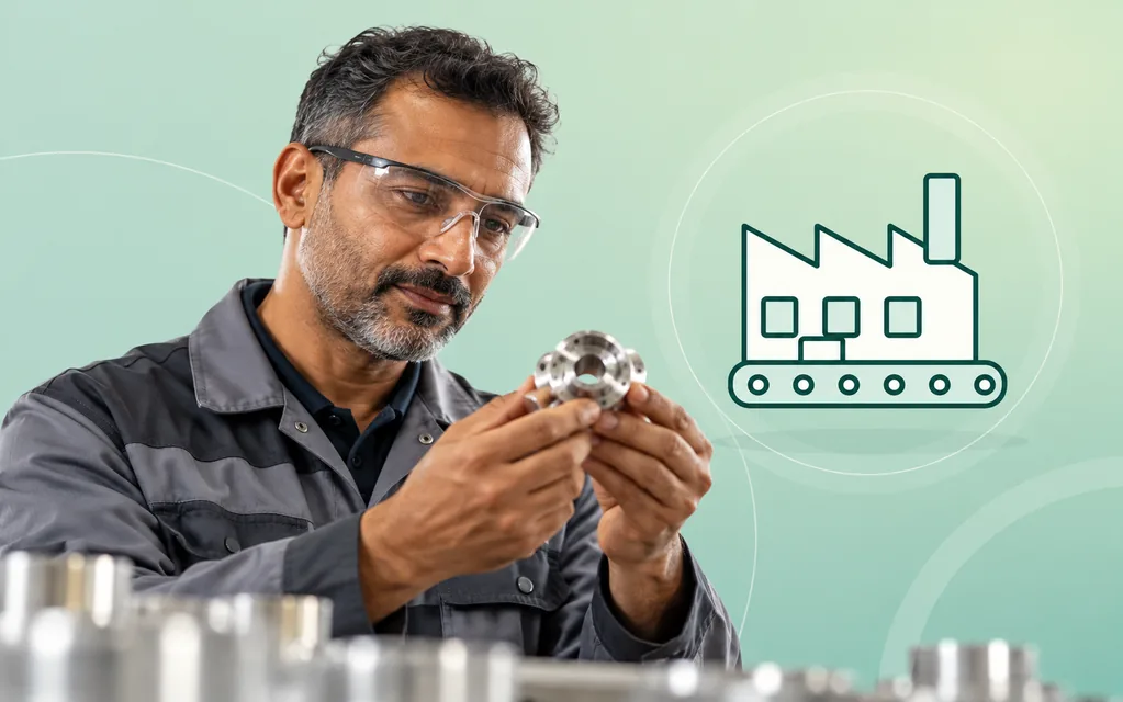 Produktionsmitarbeiter mit Schutzbrille prüft ein Bauteil vor grafischem Förderband.