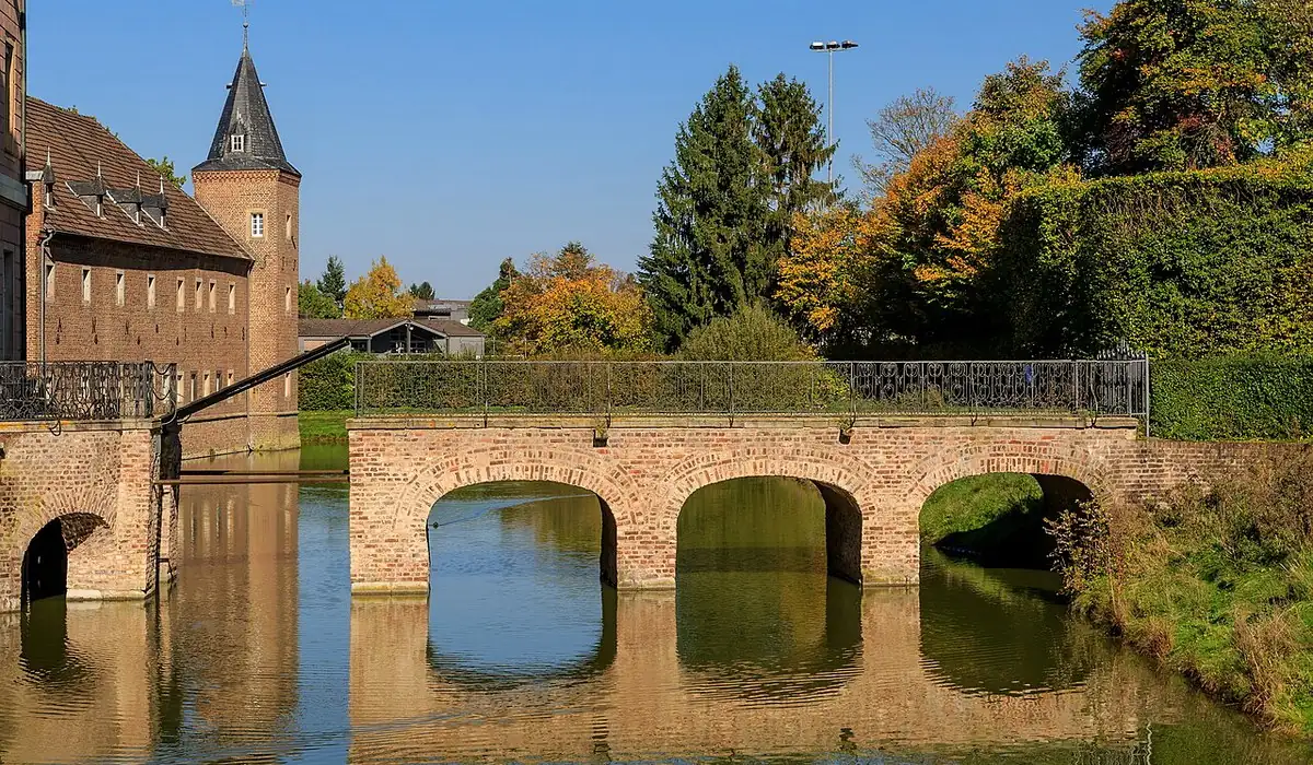Stadtansicht von Erftstadt – Einsatzort für Lehrer und Bildungseinrichtungen | CALUMA