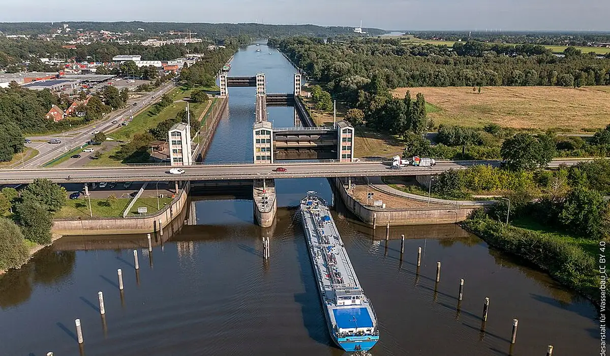Stadtansicht von Geesthacht – Einsatzort für Steelhands bei Traversenhandling, schwerem Bühnenaufbau, Messen, Konzerten und Eventproduktionen über CALUMA