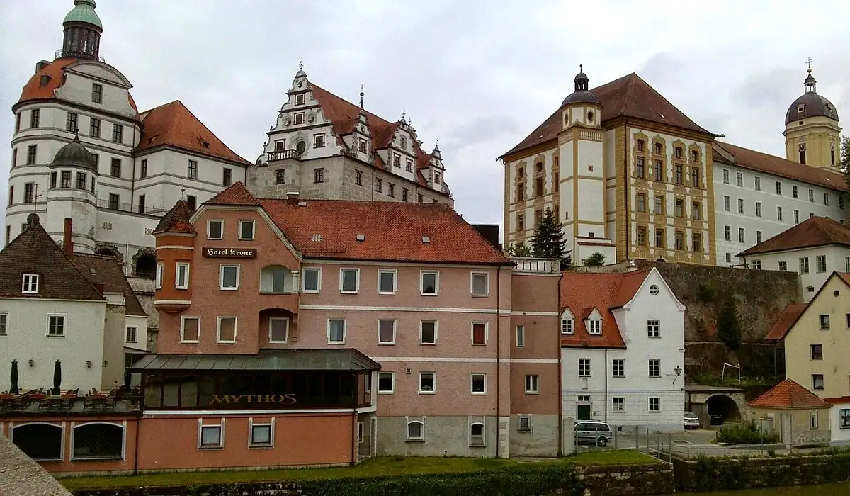 Stadtansicht von Neuburg a.d.Donau – Einsatzort für Büromitarbeiter in Verwaltung, Assistenz und kaufmännischer Organisation | CALUMA