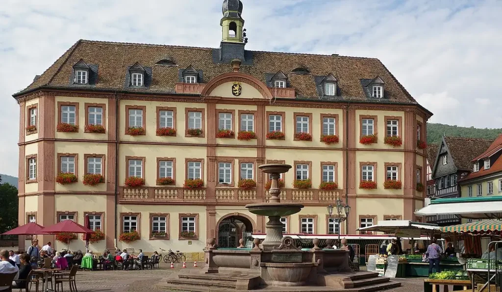 Stadtansicht von Neustadt an der Weinstraße – Personal für Gastronomie, Hotellerie und Tourismus bei CALUMA