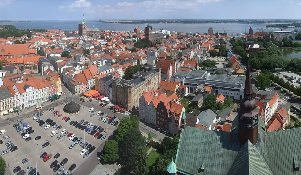 Stadtansicht von Stralsund – Berufsleben gestalten und regionale Jobs bei CALUMA finden