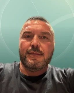 Profilfoto von Ferhat aus Nürnberg. Berufswunsch: Lagerist/in. Branche: Logistik, Transport, Verkehr.