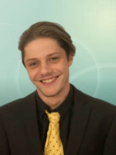 Profilfoto von Tom-Oliver aus Stralsund. Berufswunsch: Barista und Bestattungsfachkraft. Branche: Haushalt, Babysitting und Holz, Papier.