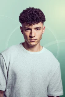 Profilfoto von Niklas aus Frankfurt am Main. Berufswunsch: Content-Manager/in und Model. Branche: Design, Musik, Tanz, Schauspiel.