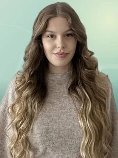 Profilfoto von Emilia aus Koblenz. Berufswunsch: Check-In Mitarbeiter/in und Dekorateur/in. Branche: Textilien, Bekleidung, Leder und Verkauf, Handel.