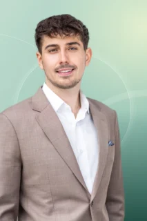 Profilfoto von Florian aus Würzburg. Berufswunsch: Barkeeper/in und Controller/in. Branche: Logistik, Transport, Verkehr und Wirtschaft, Sekretariat.