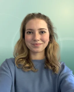 Profilfoto von Theresa aus Neufahrn bei Freising. Berufswunsch: Babysitter/in und Barista. Branche: Haushalt, Babysitting und Kundenservice.