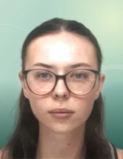 Profilfoto von Leonie aus Landshut. Berufswunsch: Warenverräumer/in. Branche: Körperpflege, Hauswirtschaft, Hygiene und Kundenservice.