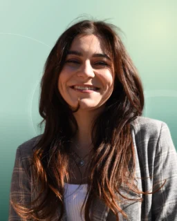 Profilfoto von Dilara aus Hilden. Berufswunsch: Designer/in – Kommunikationsdesign und Digital-Event-Manager/in. Branche: Design, Musik, Tanz, Schauspiel und Events, Messen, Promotion.