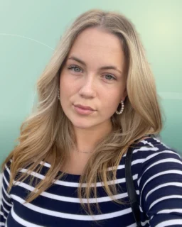 Profilfoto von Nele aus Stralsund. Berufswunsch: Altenpflegehelfer/in und Babysitter/in. Branche: Design, Musik, Tanz, Schauspiel und Haushalt, Babysitting.