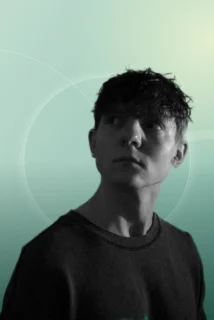 Profilfoto von Theo aus Leipzig. Berufswunsch: Designer/in – Grafik und Film- und Videoeditor/in. Branche: Design, Musik, Tanz, Schauspiel und Marketing, Werbung.