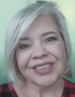 Profilfoto von Iryna aus Tuttlingen. Berufswunsch: Küchenhilfe und Betreuungsassistent/in. Branche: Lebensmittel, Getränke und Logistik, Transport, Verkehr.