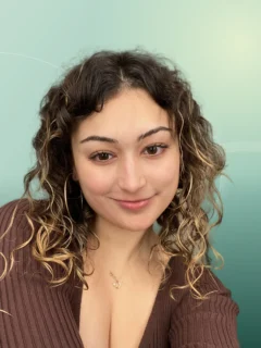 Profilfoto von Azra aus Vallendar. Berufswunsch: Babysitter/in und Produktionshelfer/in. Branche: Medizin, Psychologie, Pflege.
