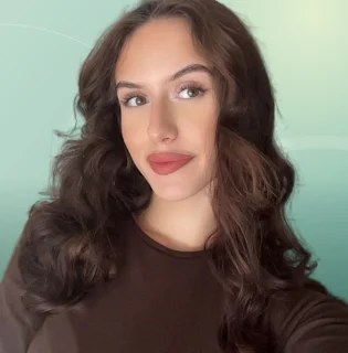 Profilfoto von Evelina aus Regensburg. Berufswunsch: Sozialarbeiter/in / Sozialpädagoge/-pädagogin. Branche: Bildung, Pädagogik und Design, Musik, Tanz, Schauspiel.