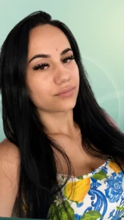 Profilfoto von Andreea aus Leverkusen. Berufswunsch: Putzhilfe. Branche: Kundenservice.