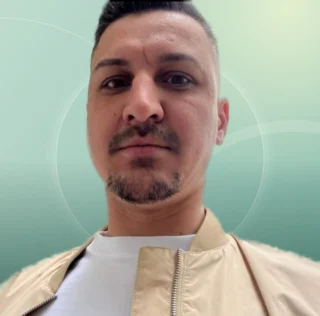 Profilfoto von Liviu aus Rastatt. Berufswunsch: Servicefahrer/in. Branche: Logistik, Transport, Verkehr.