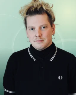 Profilfoto von Léon aus Jena. Berufswunsch: Babysitter/in und Betreuer/in. Branche: Bildung, Pädagogik und Design, Musik, Tanz, Schauspiel.