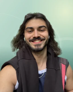 Profilfoto von Berkay aus Essen. Berufswunsch: Lagerhelfer/in und Lagerist/in. Branche: Logistik, Transport, Verkehr.
