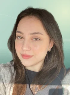 Profilfoto von Emine aus Leverkusen. Berufswunsch: Chemielaborant/in. Branche: Naturwissenschaften, Labor.