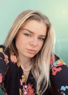 Profilfoto von Layla aus Dachau. Berufswunsch: Florist/in und Kinderbetreuer/in. Branche: Holz, Papier und Schmuck, Edelsteine, Musikinstrumentenbau.