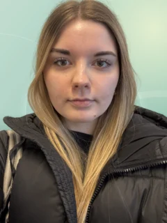 Profilfoto von Emily aus Berlin. Berufswunsch: Bürohelfer/in. Branche: Sales, Vertrieb und Sozialwesen, Religion.