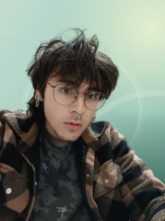 Profilfoto von Len aus Dieburg. Berufswunsch: Model und Musiker/in. Branche: Schmuck, Edelsteine, Musikinstrumentenbau und Marketing, Werbung.