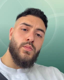 Profilfoto von Enes aus Aachen. Berufswunsch: Fahrer/in. Branche: Schmuck, Edelsteine, Musikinstrumentenbau und Verkauf, Handel.