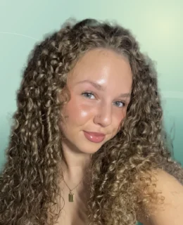 Profilfoto von Vivien aus Herford. Berufswunsch: Bürohelfer/in und Kassierer/in. Branche: Jura, Rechtswesen.