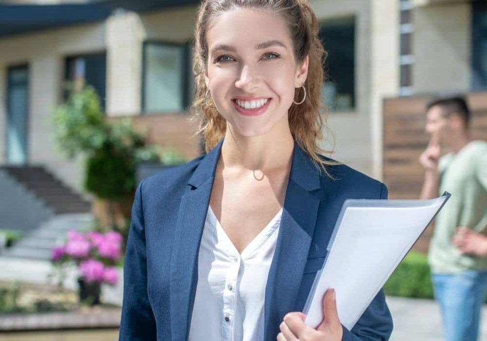 Immobilienmakler-in-Beruf-Job-Gehalt-Verdienst-Ausbildung-Studium-Bewerbung-Lebenslauf-Karriere-suchen-finden Immobilienmakler per Personalvermittlung finden und buchen